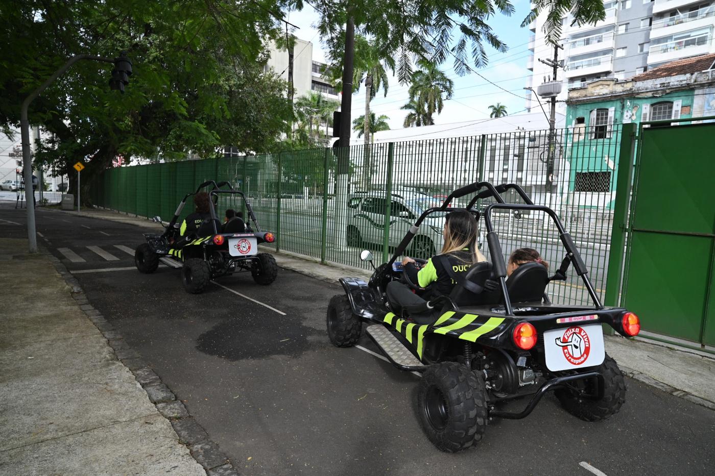 dois minibuggies em pista da minicidade. #paratodosverem