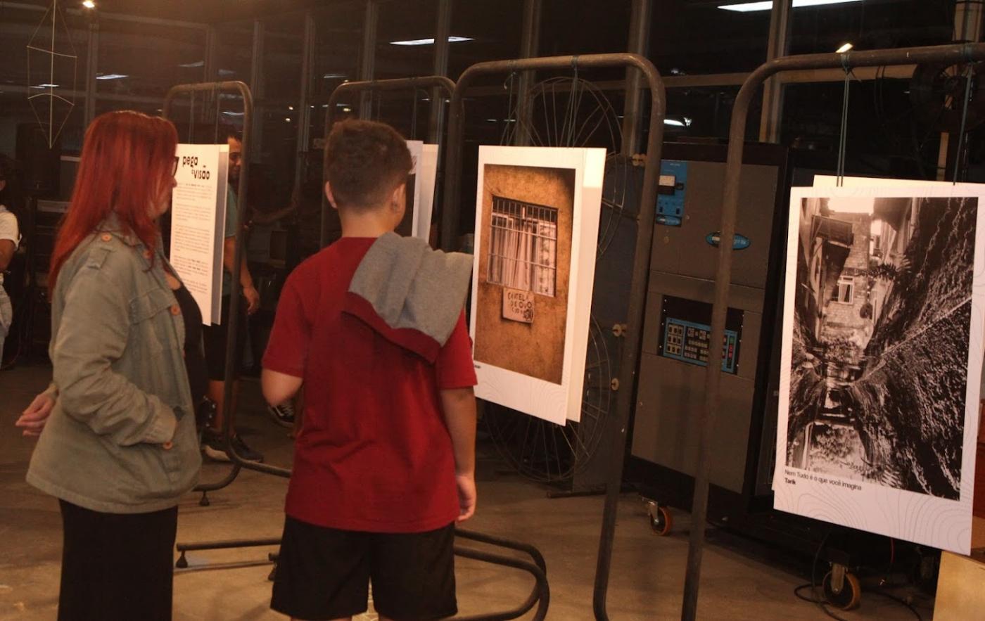 Público confere exposição Pega a Visão. #paratodosverem