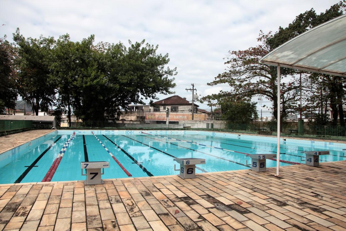 piscina com raias e os pontos de salto do lado de fora. #paratodosverem 