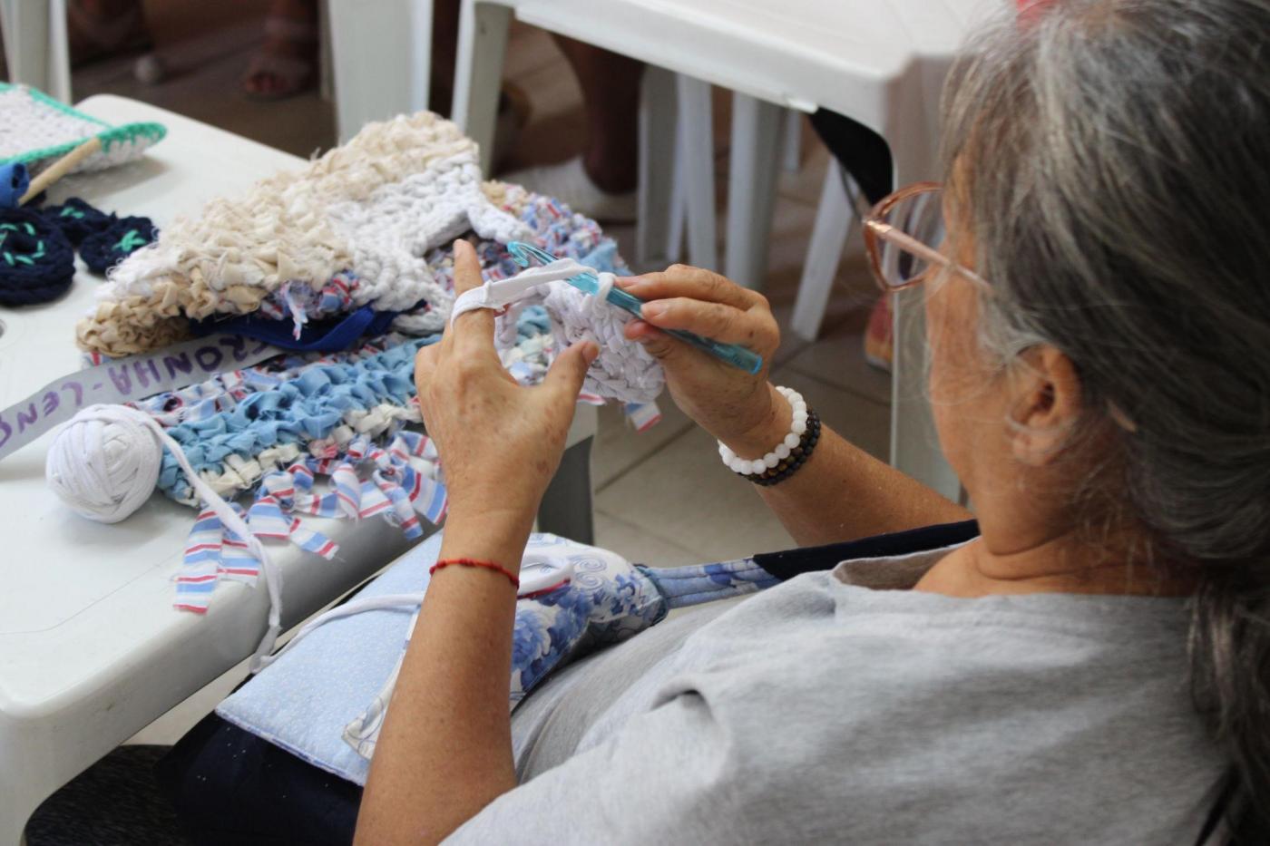 Mulher faz crochê. #Paratodosverem