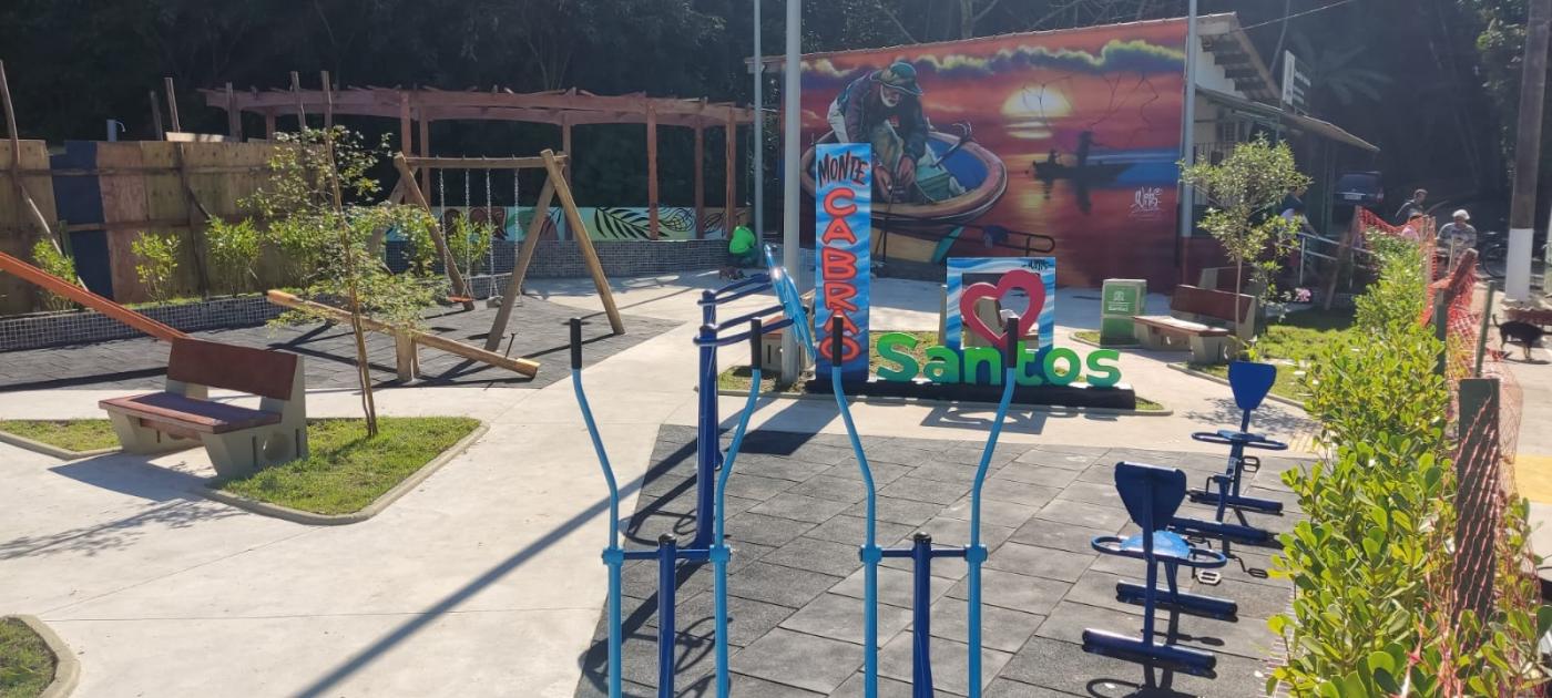 praça com novo piso, equipamentos fixos de ginástica e playground. #paratodosverem 