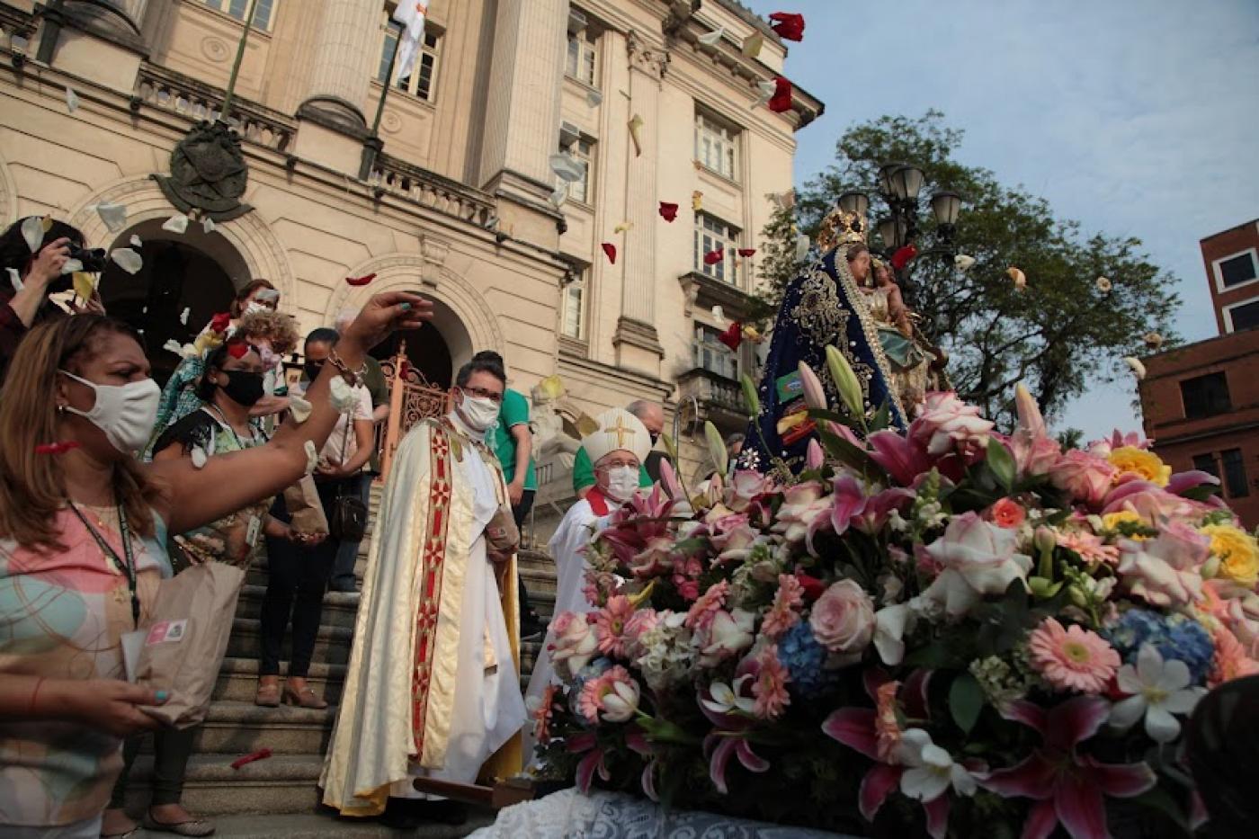 Fiéis e religiosos realizam a Consagração da Padroeira da Cidade em frente à Prefeitura. #pracegover