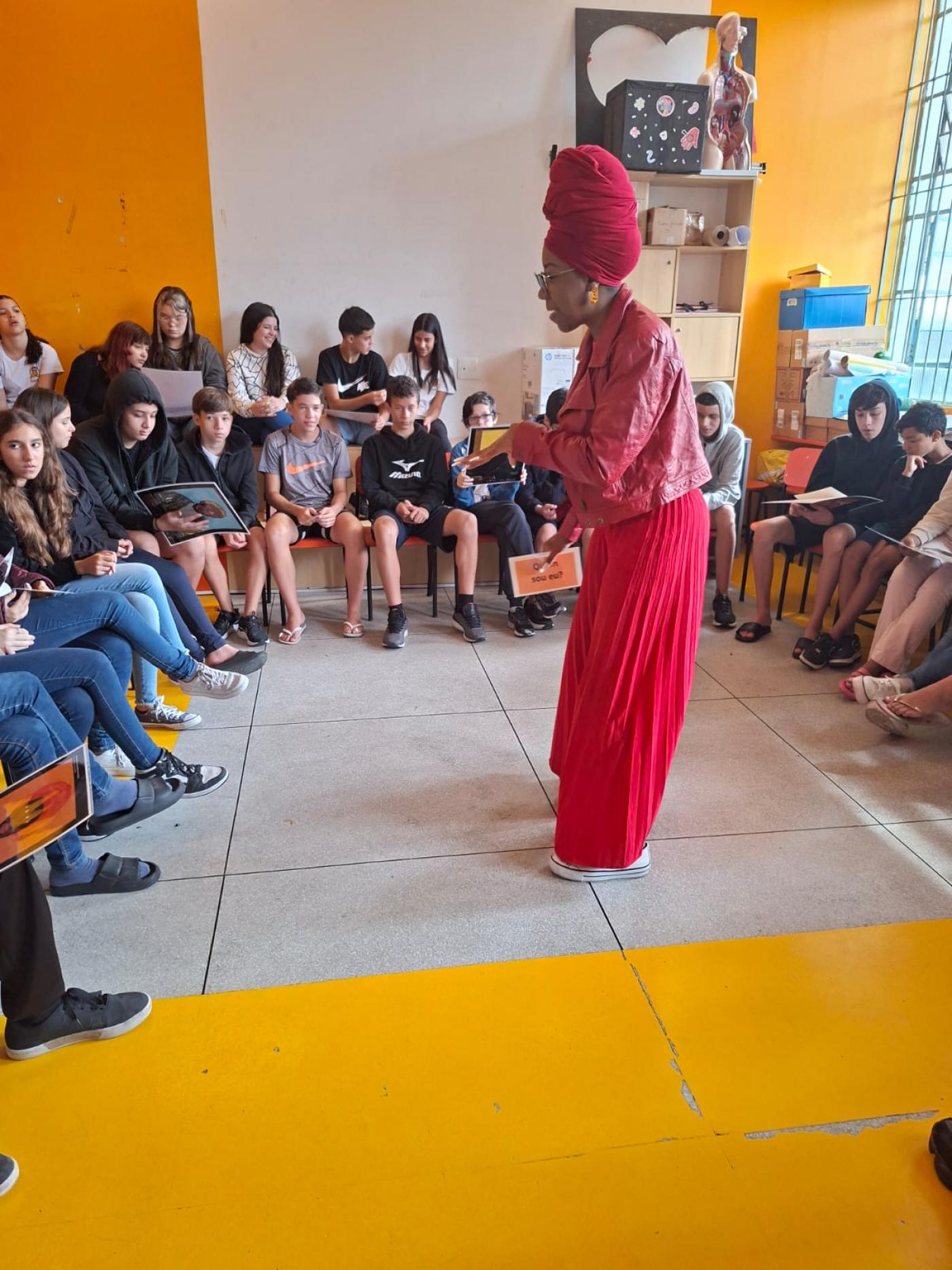 mulher de turbante fala a estudantes #paratodosverem