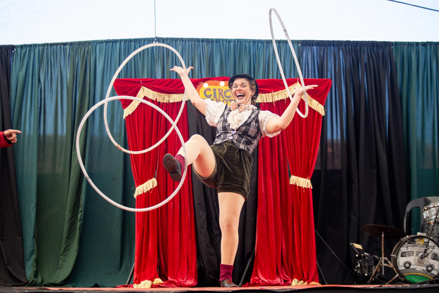 palhaço faz malabares #paratodosverem