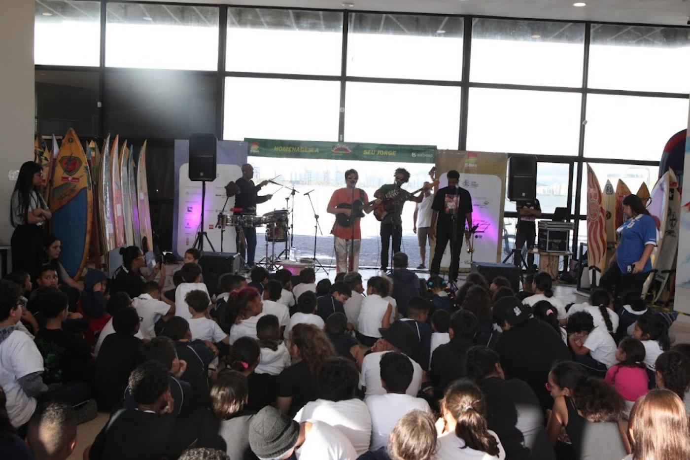 apresentação musical dentro do museu do surf. #paratodosverem