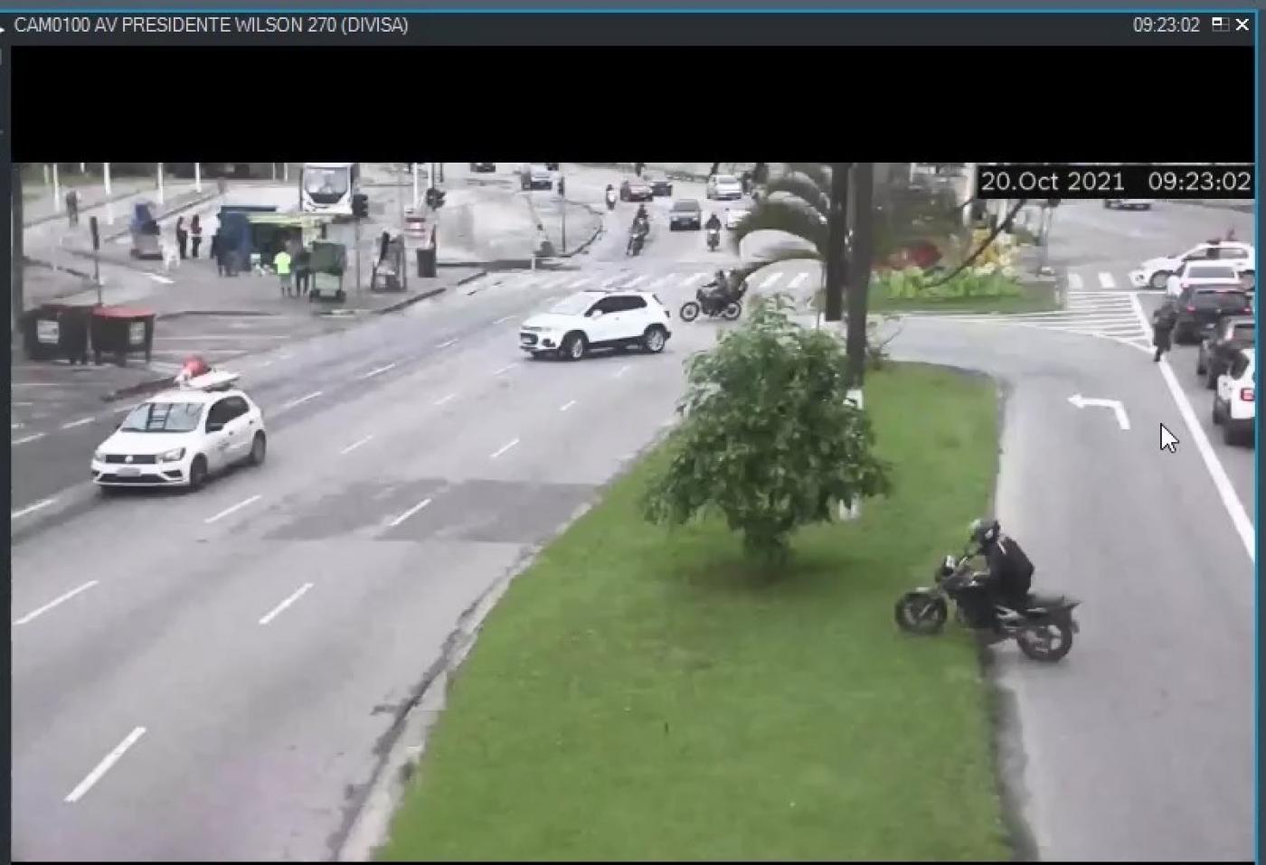 Moto atravessando para outro lado da avenida pelo jardim #paratodosverem
