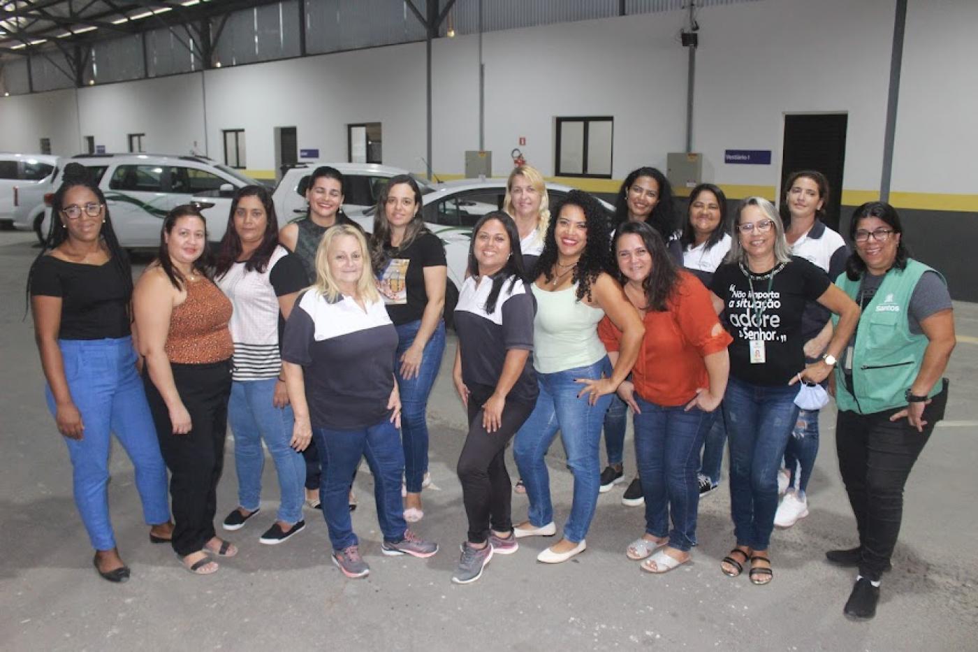 Mulheres motoristas com veículos ao fundo. #pratodosverem