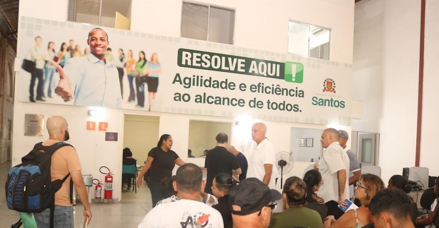 pessoas aguardando atendimento no resolve aqui #paratodosverem 