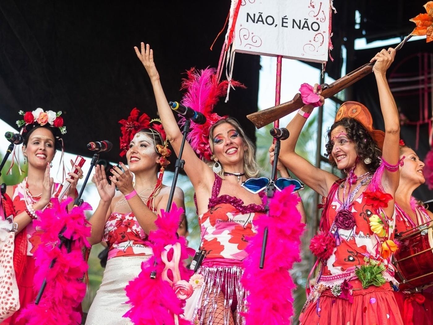 mulheres fantasias para o carnaval com roupas predominantemente cor-de-rosa. #paratodosverem 