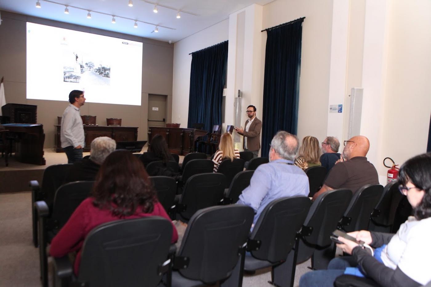 pessoas acompanhando a audiência #paratodosverem 