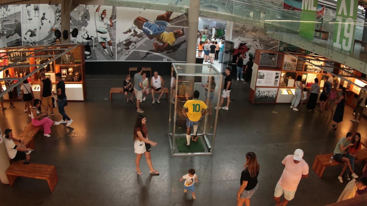 pessoas visitando o museu pelé #paratodosverem 