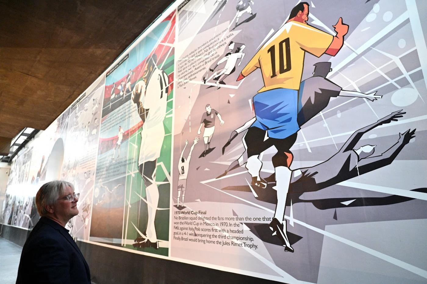 homem olha desenhos em parede do museu #paratodosverem 