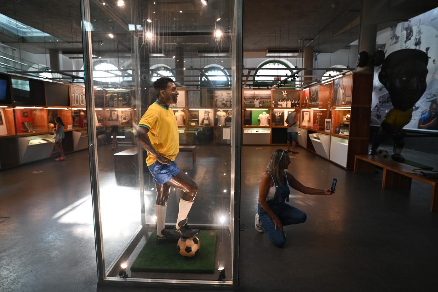 estátua do rei do futebol no museu pelé. #paratodosverem