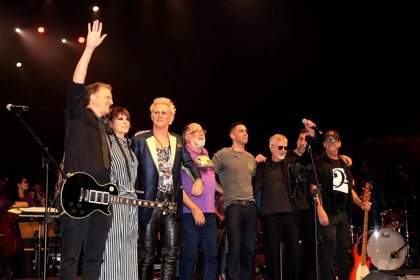 Philipe Seabra, Fernanda Abreu, Supla, Luís Gustavo Petri, Ritchie e mais dois músicos à frente do palco. #paratodosverem