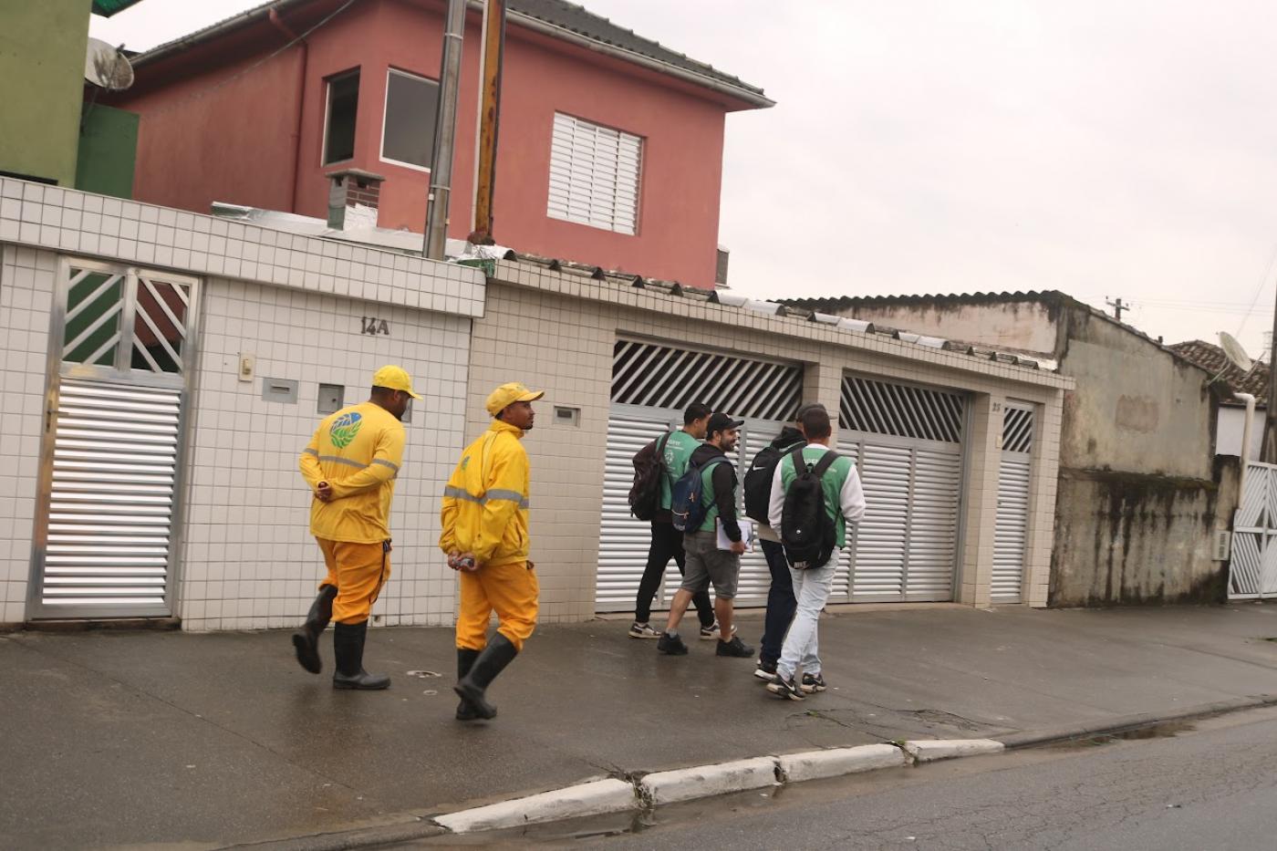 agentes e operários andam na calçada #paratodosverem