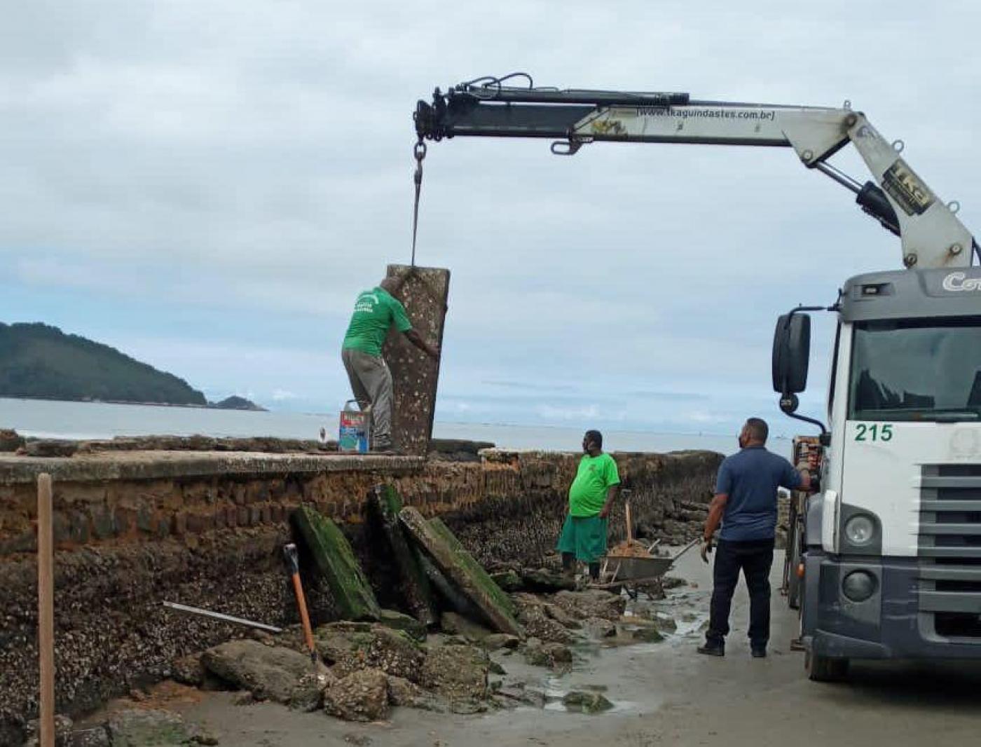 Caminhão retira parte da mureta de canal na praia #paratodosverem