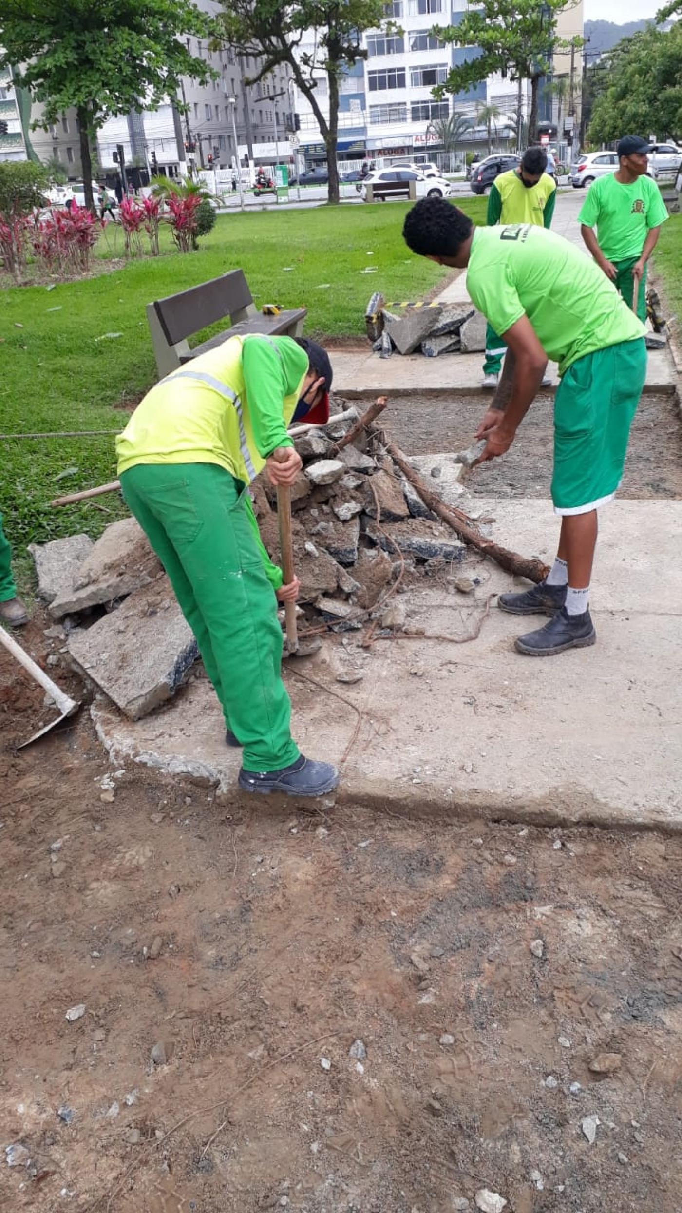 Homens trabalham na orla da praia #paratodosverem