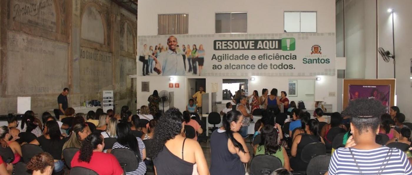 pessoas aguardando atendimento #paratodosverem 