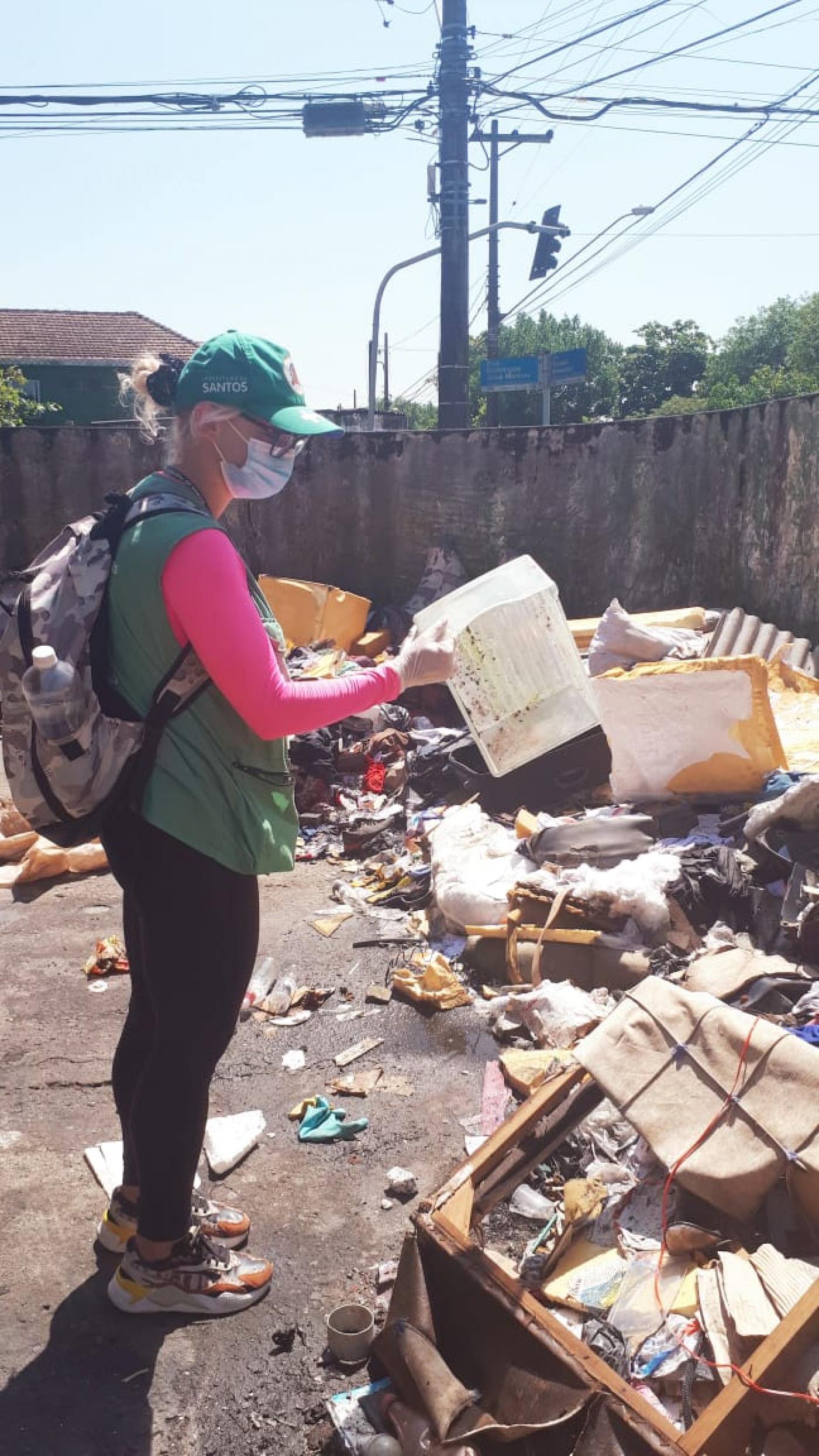 agente está em área cheia de material inservível. #paratodosverem