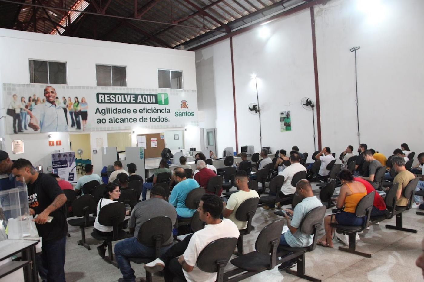 pessoas esperando atendimento no resolve aqui #paratodosverem