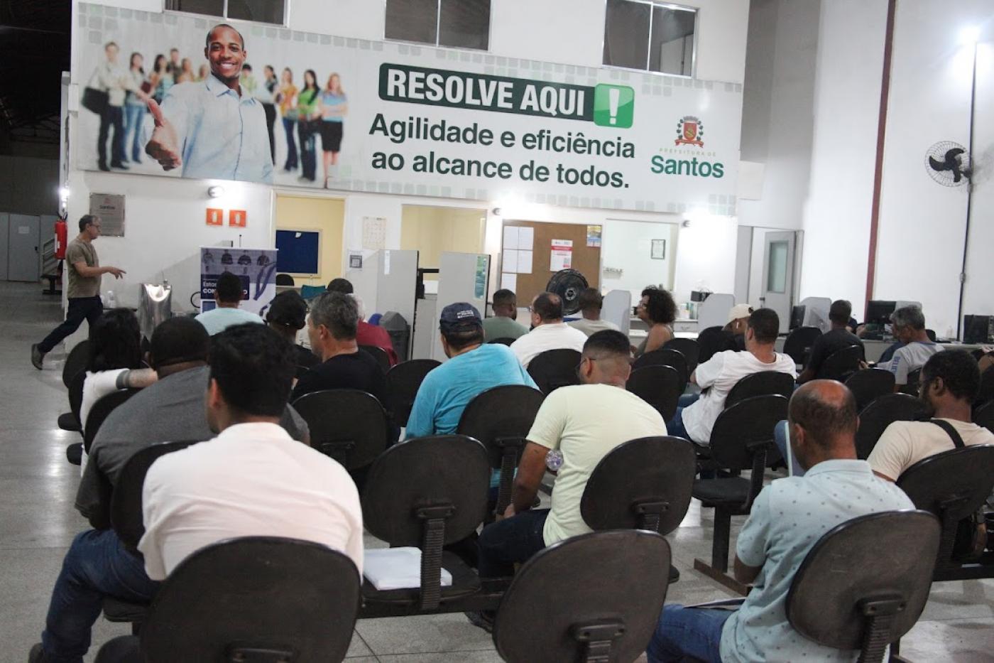 pessoas aguardando atendimento no resolve aqui #paratodosverem 