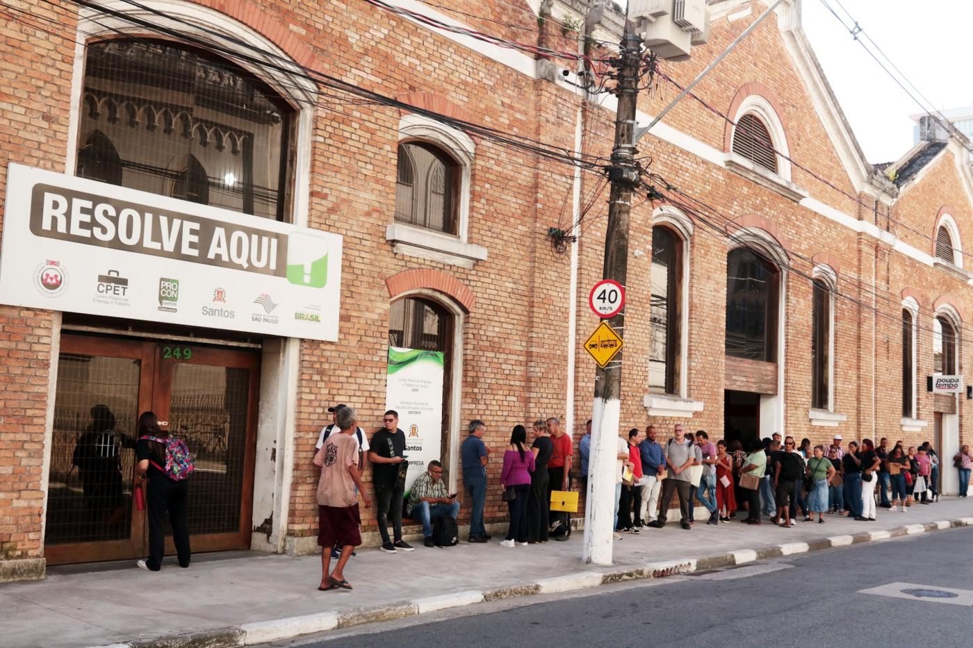 fila na porta de prédio ainda com porta fechada. #paratodosverem