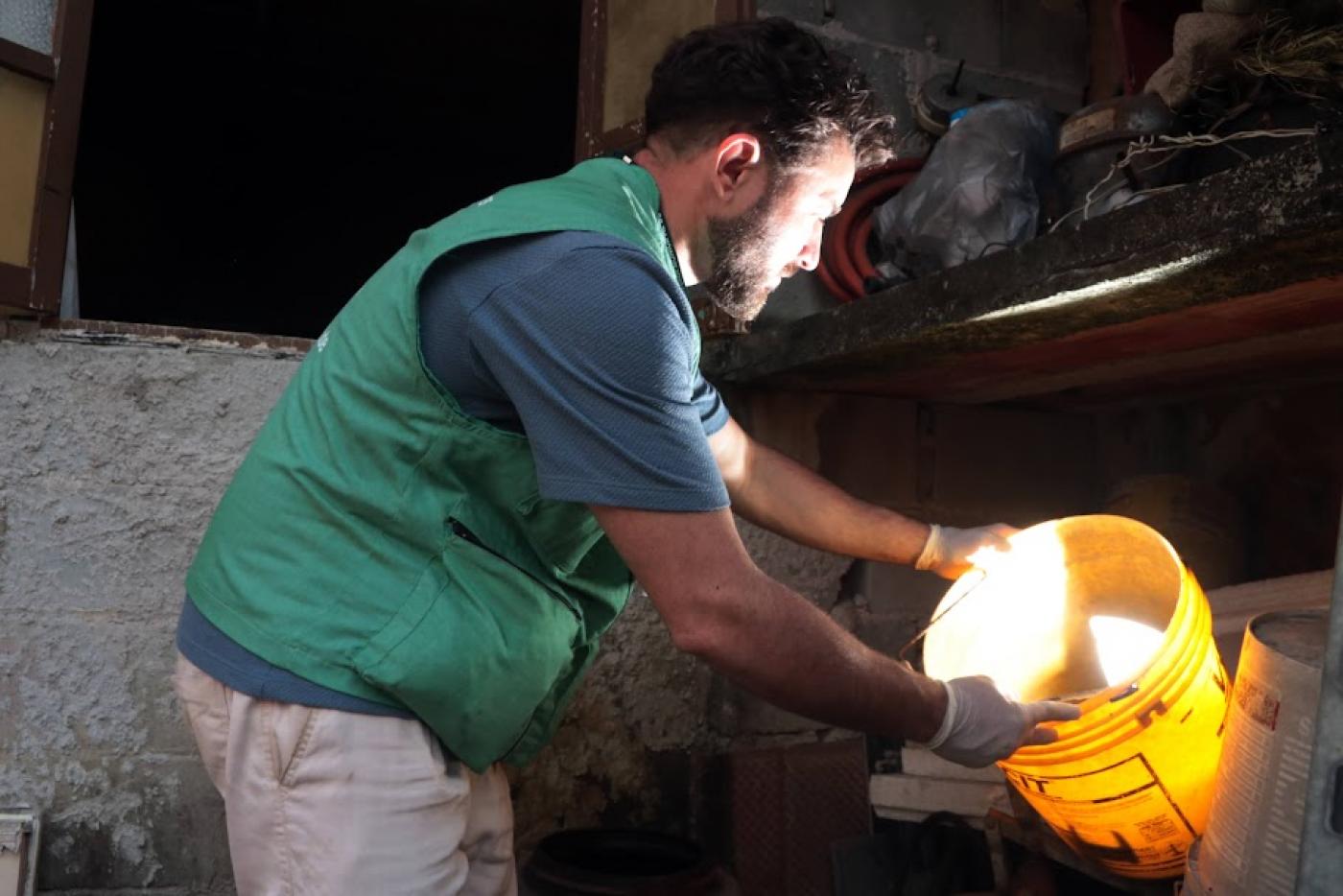 agente olha balde #paratodosverem