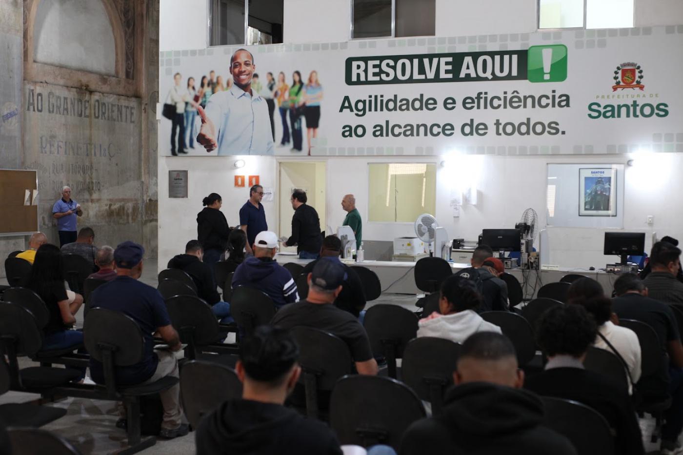 Pessoas aguardam atendimento no resolve aqui. #Paratodosverem.