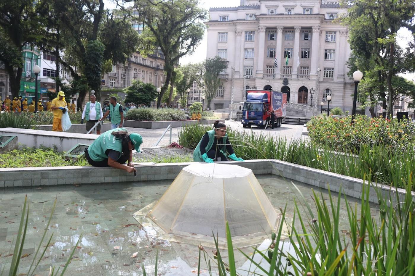 agentes procuram focos na praça mauá #paratodosverem