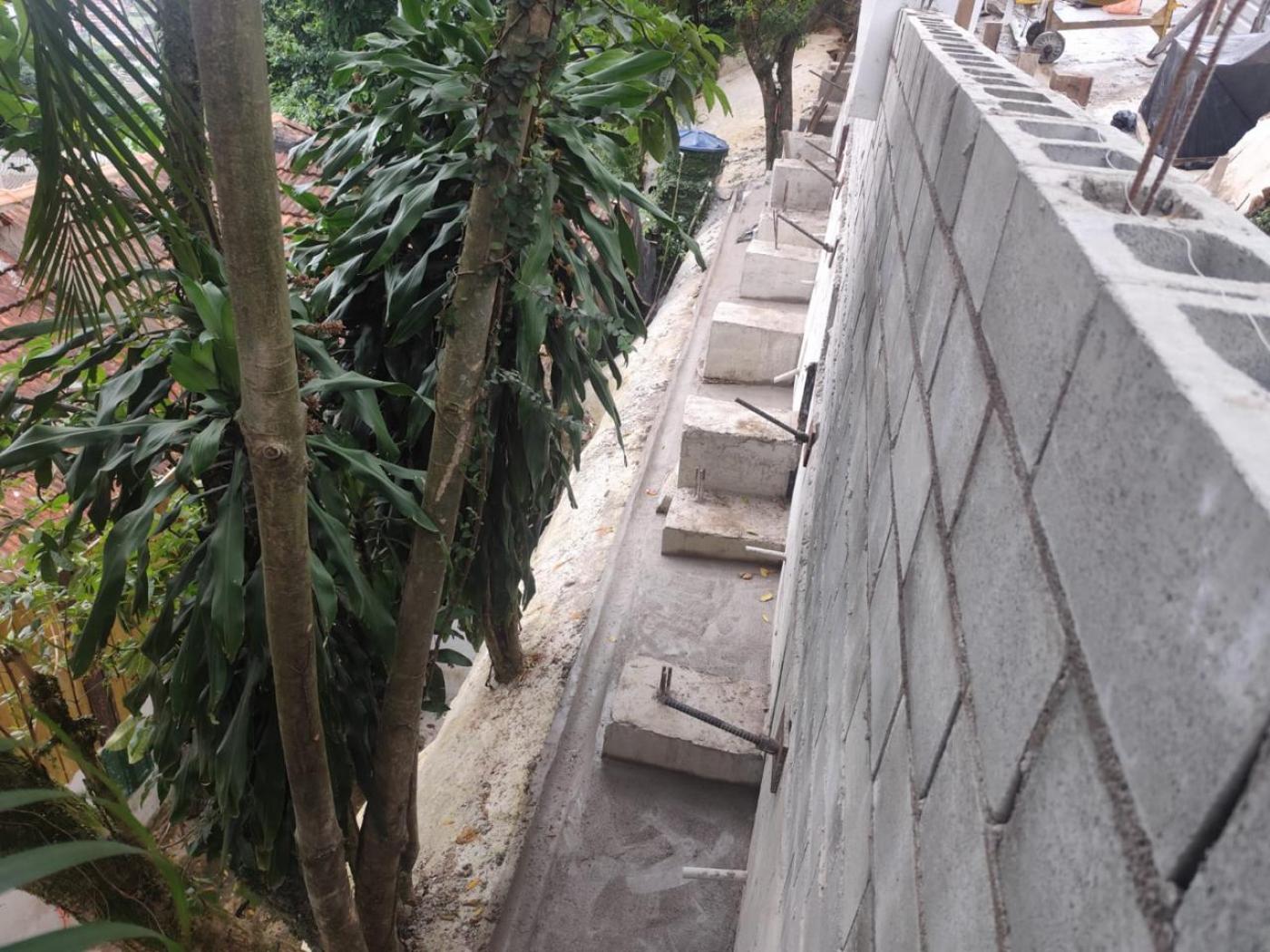 muro de arrimo em construção #paratodosverem 