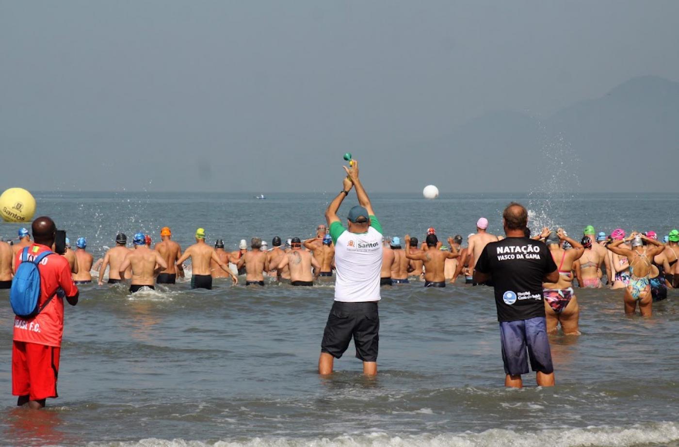 Nadadores no mar durante a largada #paratodosverem
