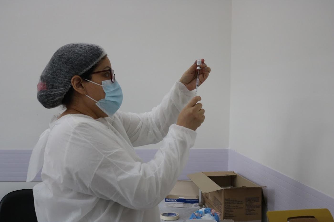 enfermeira prepara dose da vacina #paratodosverem