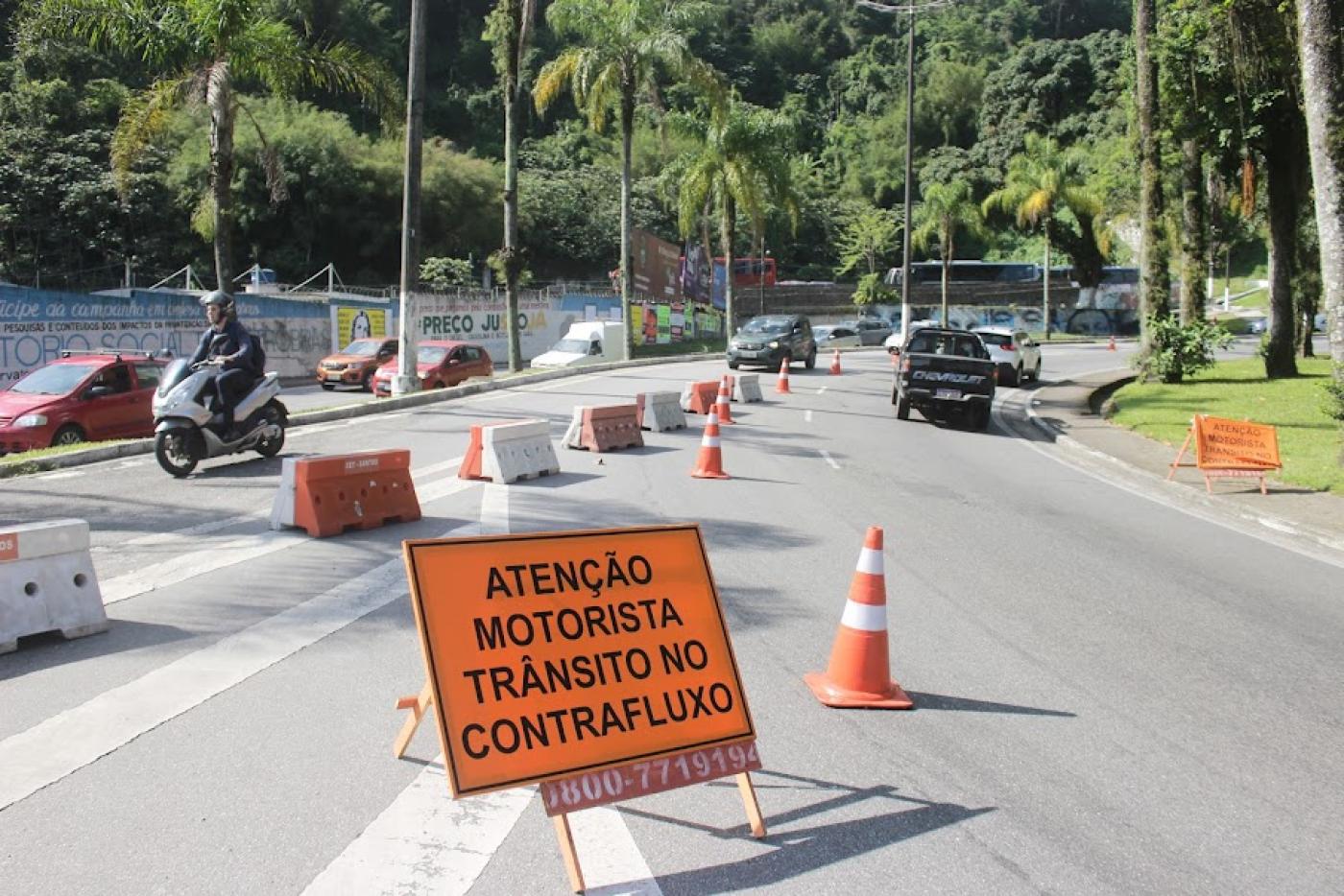 pista para veículos com cones delimitando uma faixa. #paratodosverem