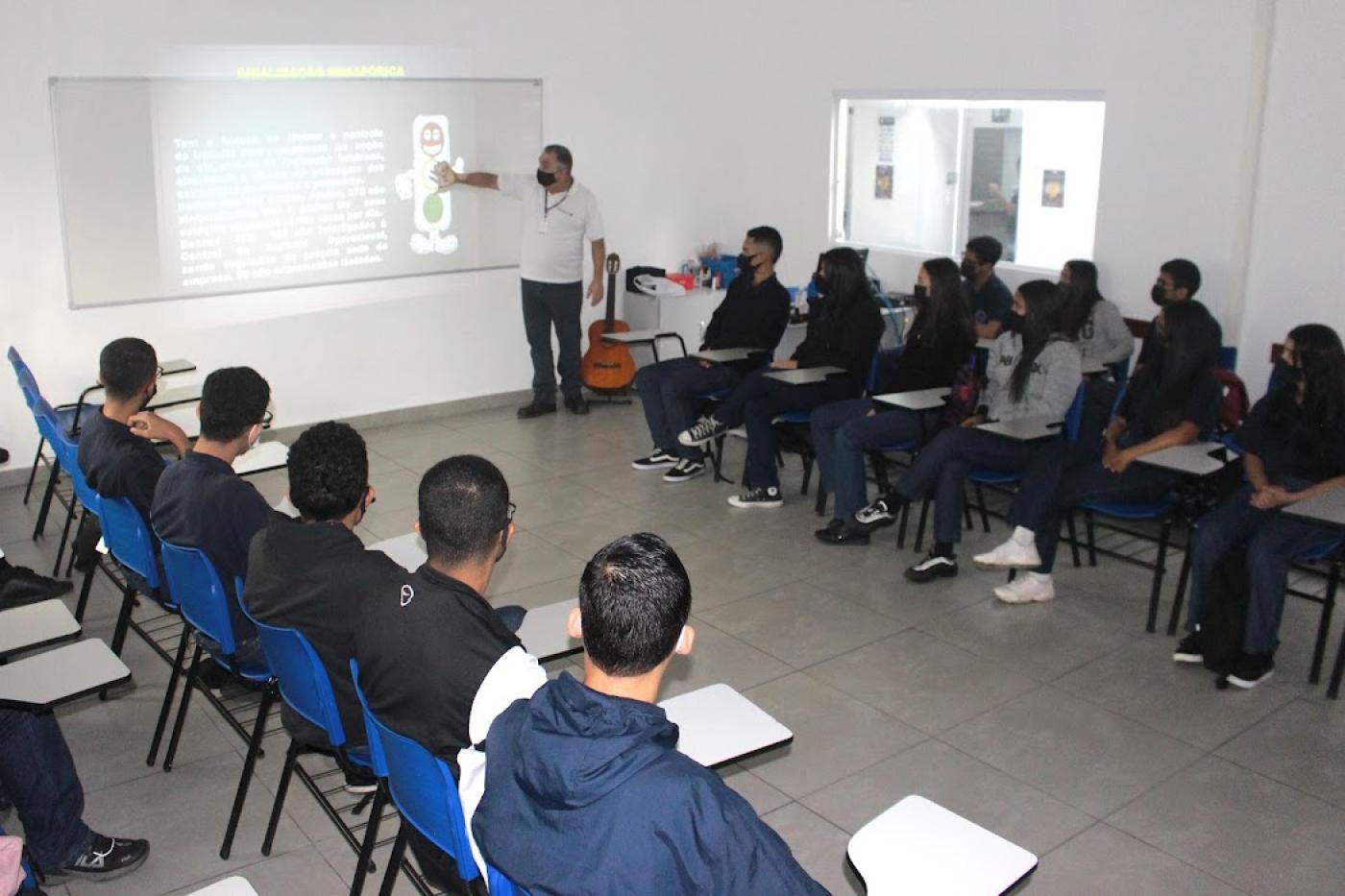 palestrante fala para aprendizes que estão sentados #paratodosverem