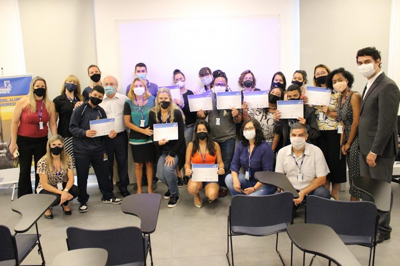 alunos mostram diplomas #paratodosverem 