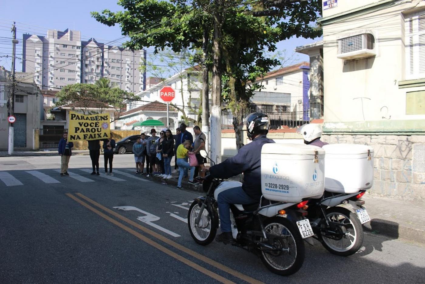 segurando faixa, estudantes param sobre faixa de pedestre para homenagear bons motoristas. #paratodosverem