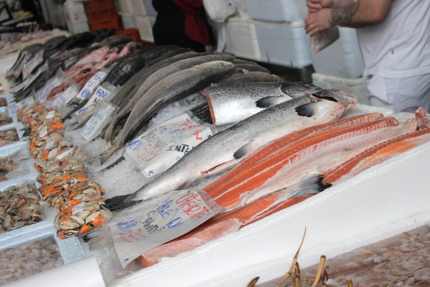 salmão exposto em box de venda. #paratodosverem