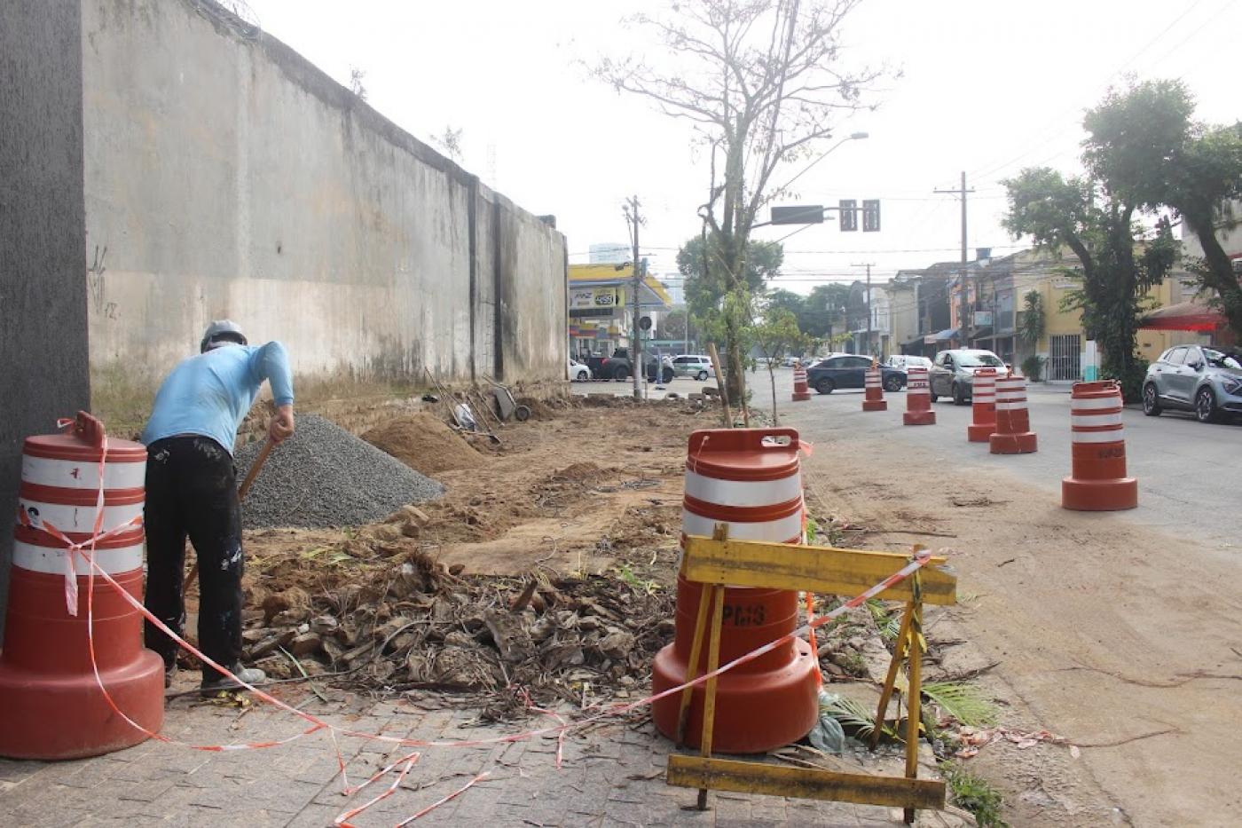 homem está limpando terreno. Àrea junto à pista está delimitada por cones. #paratodosverem