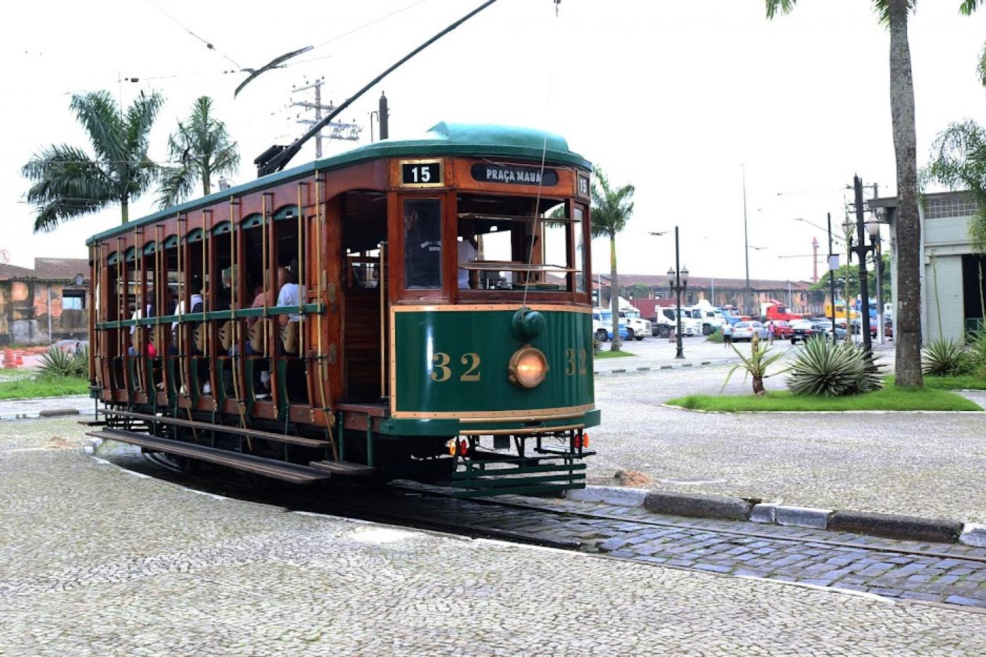 bonde andando no centro #paratodosverem 