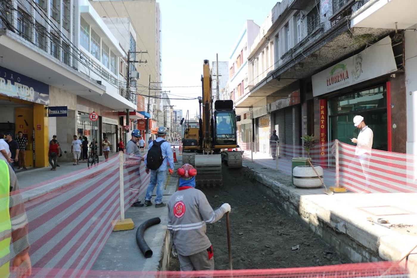 operários atuando em canaleta no VLT. #paratodosverem