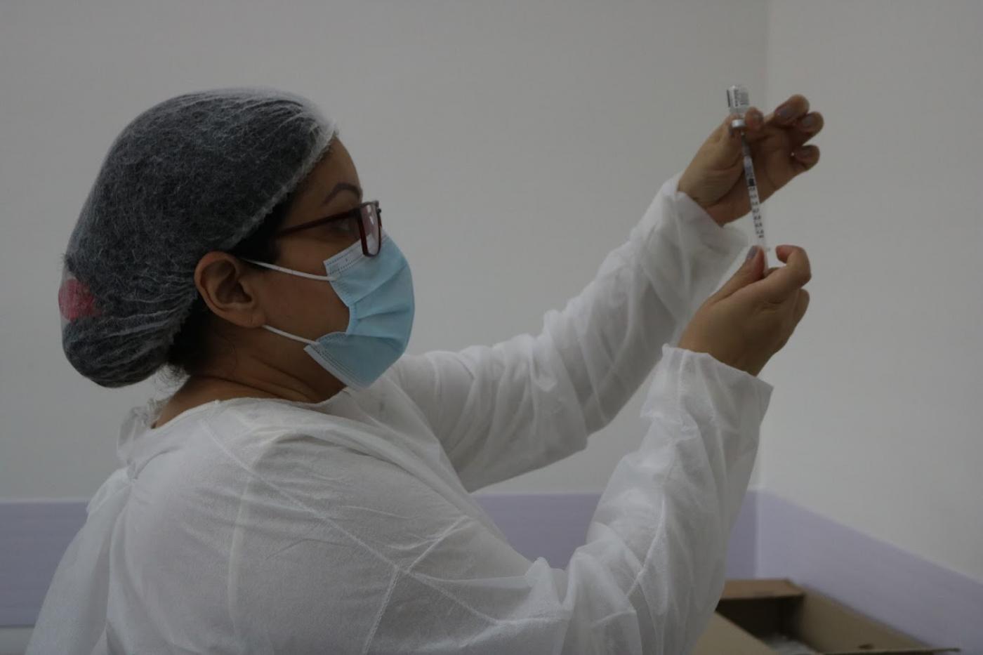 Enfermeira prepara vacina #paratodosverem