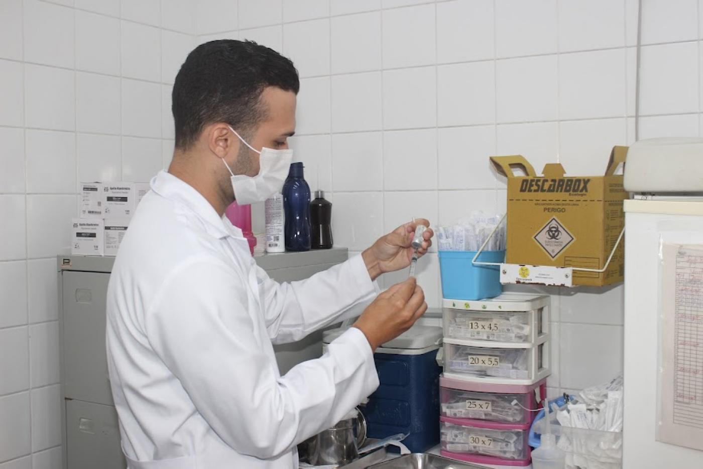 enfermeiro prepara vacina #paratodosverem 