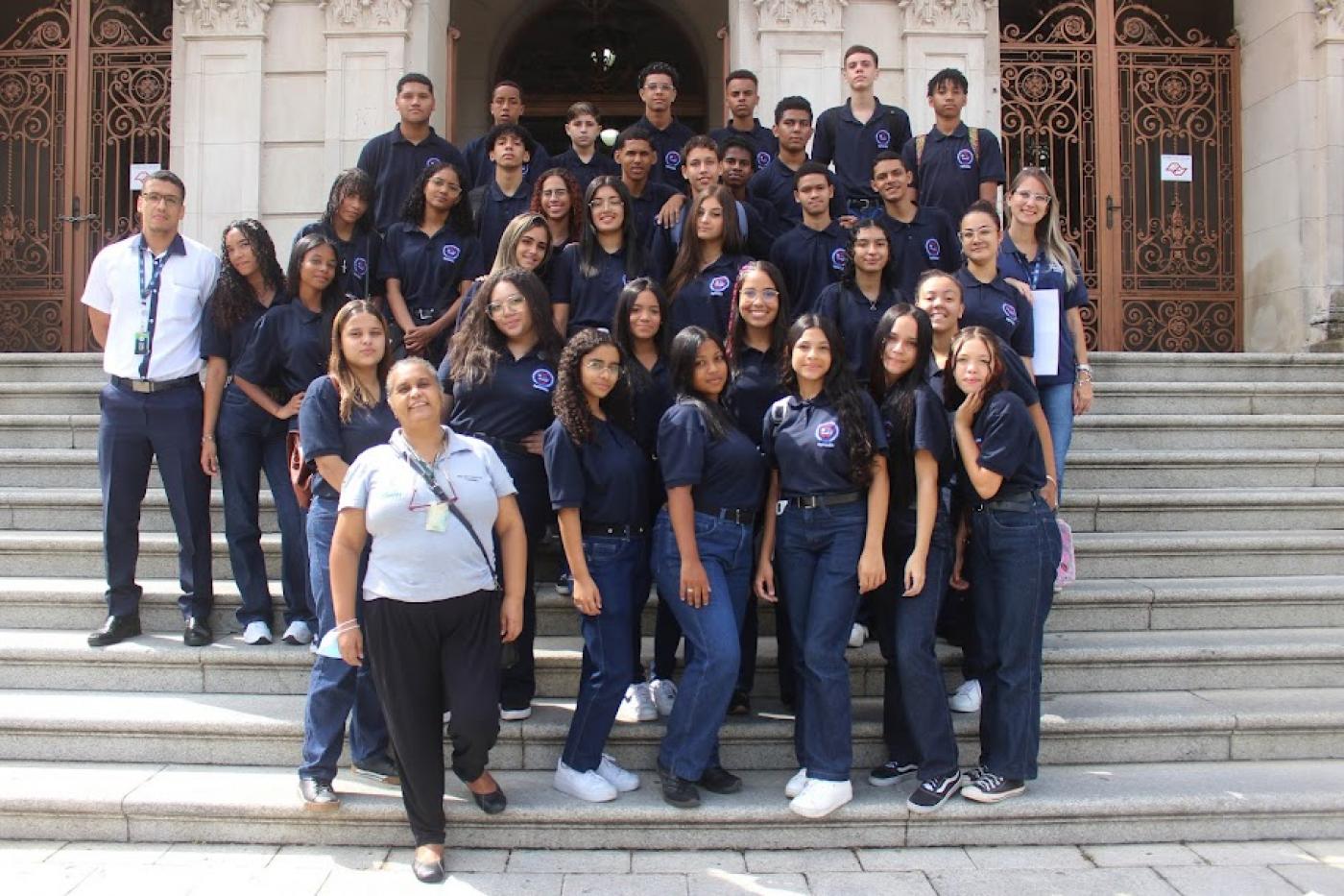 jovens uniformizados do camps posam para foto em escadaria da prefeitura. #paratodosverem