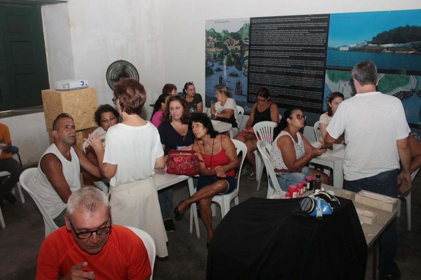 alunos reunidos em sala de artesanato. #paratodosverem