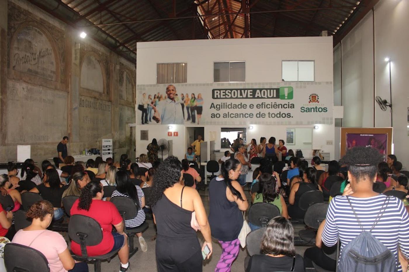 salão do centro público lotado de mulheres. #paratodosverem