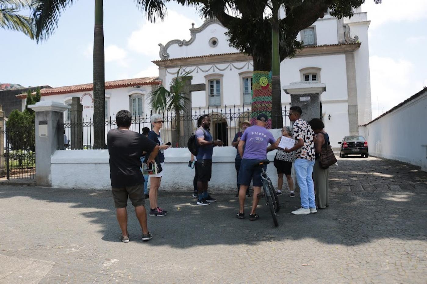 turistas estão em frente à Igreja do Valongo. #paratodosverem