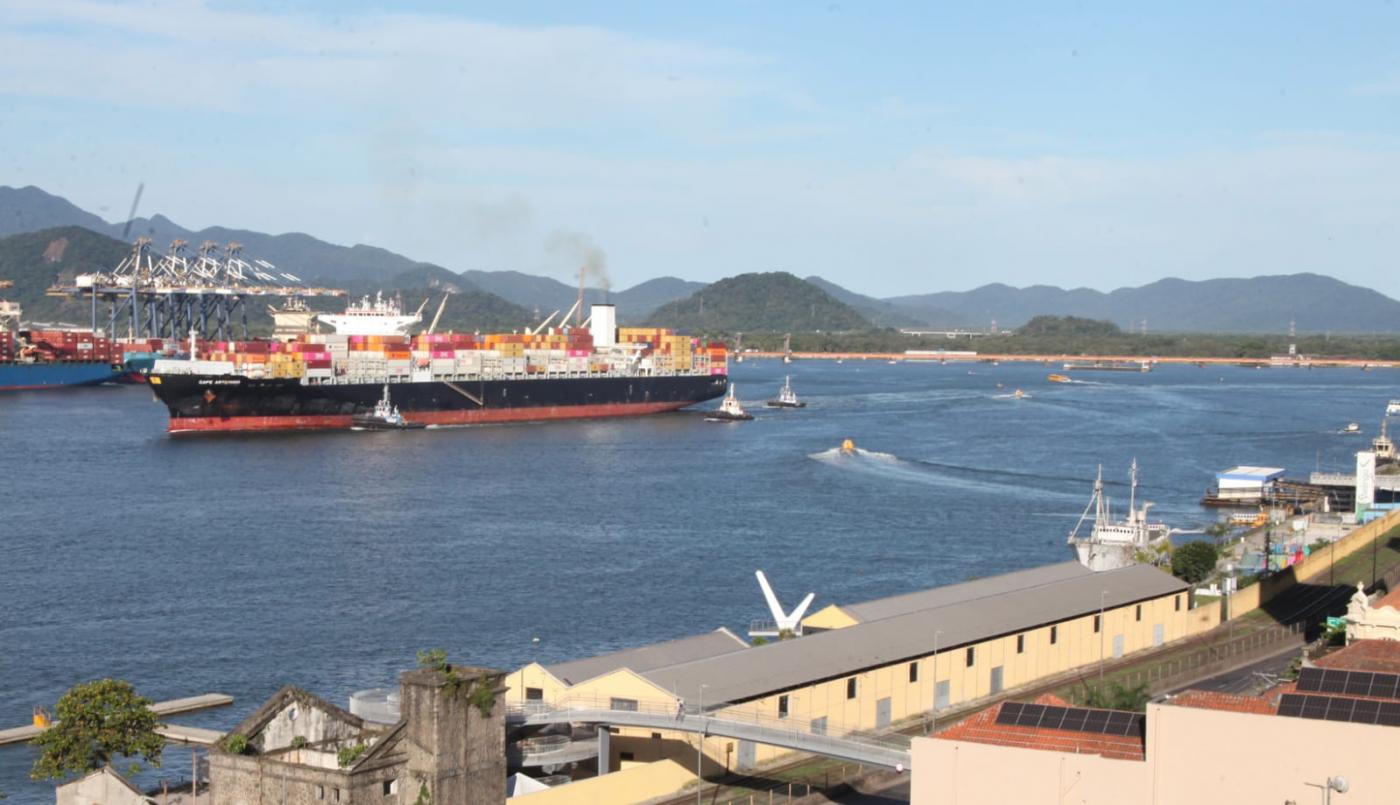 navio no canal do porto #paratodosverem 