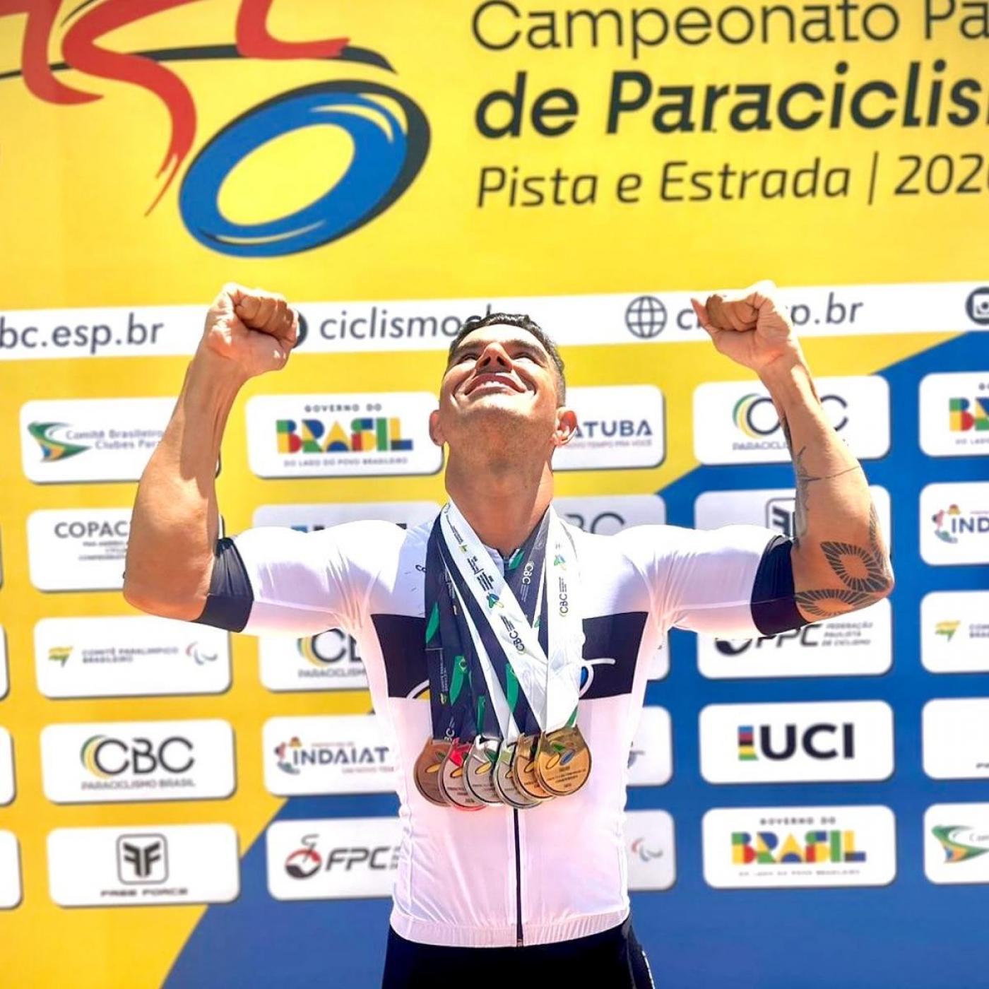 Ciclista comemora com 6 medalhas. #Paratodosverem