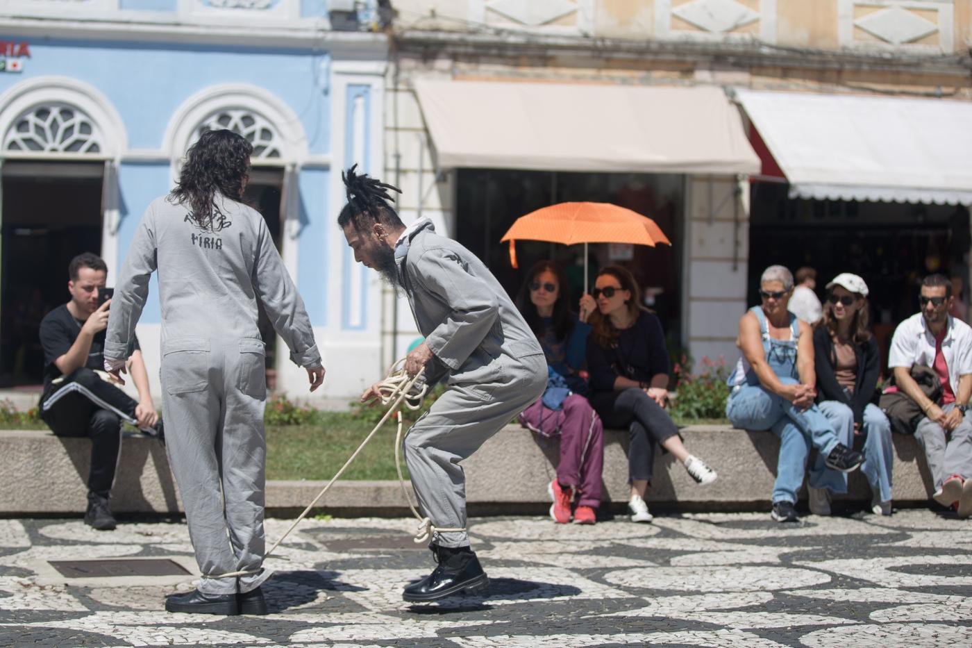 atores apresentam peça na rua #paratodosverem