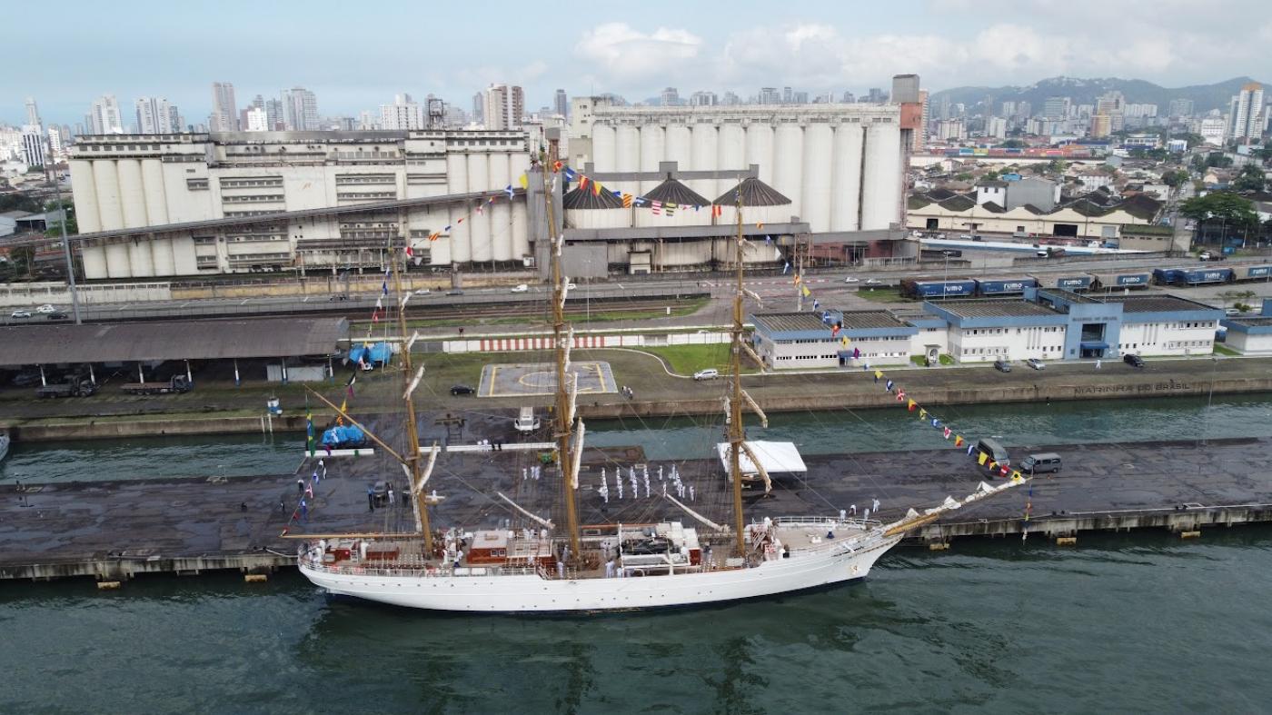veleiro parado no porto